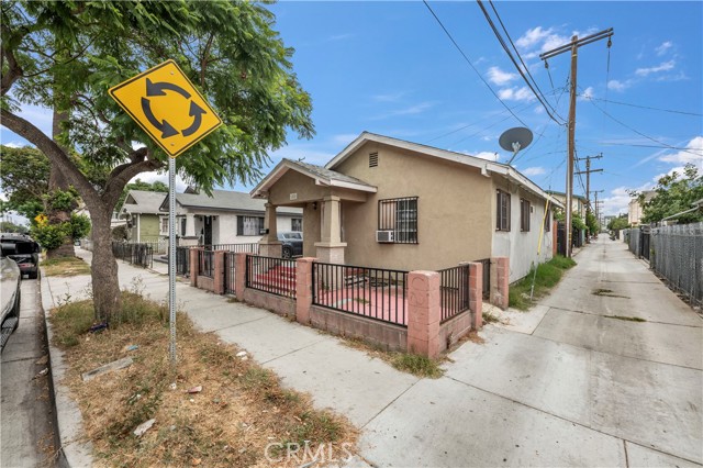 1528 15th Street, Long Beach, California 90813, 2 Bedrooms Bedrooms, ,1 BathroomBathrooms,Single Family Residence,For Sale,15th,SW24199149