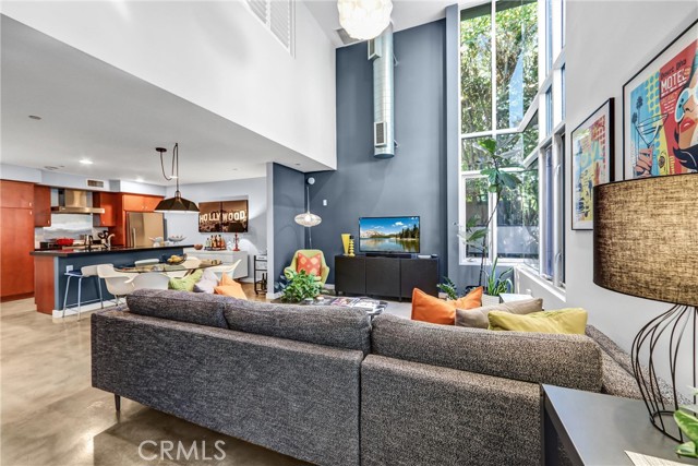 Detail Gallery Image 6 of 31 For 1120 N El Centro #5,  Los Angeles,  CA 90038 - 2 Beds | 2/1 Baths