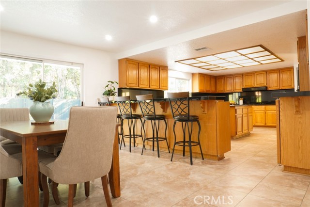 23242 Burbank Boulevard, Woodland Hills CA: https://media.crmls.org/medias/66870c30-3553-4fbc-adf0-31dca41c33ce.jpg