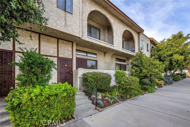 Detail Gallery Image 1 of 23 For 13243 Vanowen St #2,  North Hollywood,  CA 91605 - 2 Beds | 2/1 Baths