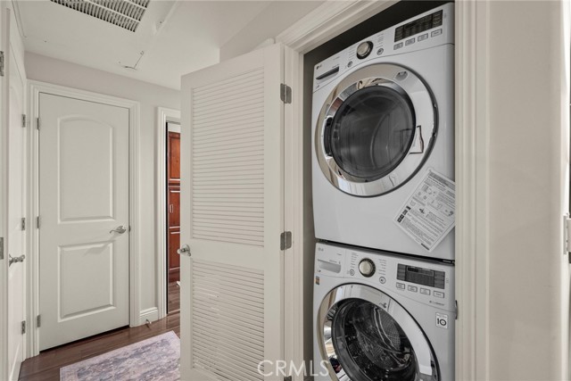 Detail Gallery Image 8 of 32 For 12044 Hoffman St #204,  Studio City,  CA 91604 - 3 Beds | 3 Baths