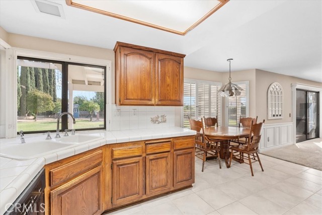 6641 Hawarden Drive, Riverside CA: https://media.crmls.org/medias/6687ecd1-e592-4dde-81c1-6d3d8389f1d5.jpg