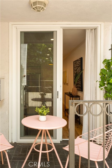 625 Flores Street, West Hollywood CA: https://media.crmls.org/medias/66894e78-5841-4e72-ab72-ce41276c812b.jpg