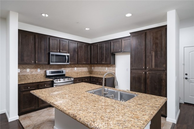 Detail Gallery Image 5 of 26 For 14975 S Highland Ave #94,  Fontana,  CA 92336 - 3 Beds | 2/1 Baths