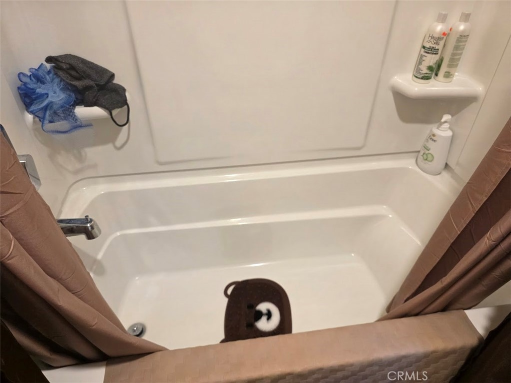 https://media.crmls.org/medias/668dcca8-c4e8-4a90-8ed5-7ed2f363fc41.jpg?preset=X-Large