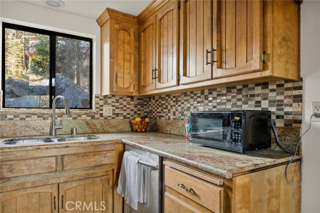 Detail Gallery Image 14 of 36 For 32565 Scandia Dr, Running Springs,  CA 92382 - 3 Beds | 2 Baths