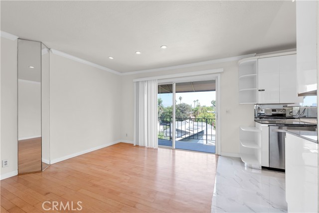 Image 10 of 31 For 532 Rossmore Avenue 411