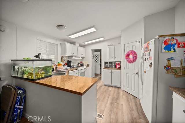Detail Gallery Image 11 of 27 For 1030 E Avenue S #186,  Palmdale,  CA 93550 - 4 Beds | 2 Baths