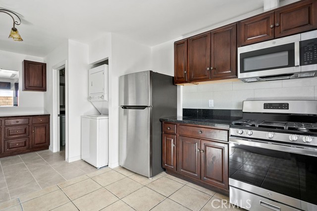 2370 Pine, Long Beach CA: https://media.crmls.org/medias/6690c08a-ee4f-43c4-9035-7321a33ff306.jpg