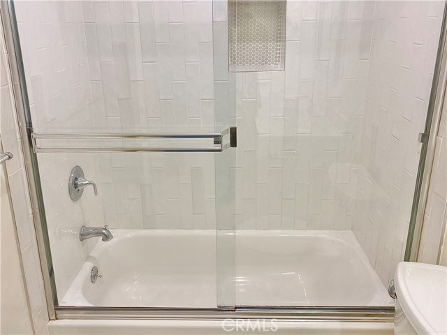 Detail Gallery Image 22 of 38 For 7327 Kester Ave #3,  Van Nuys,  CA 91405 - 4 Beds | 3/1 Baths