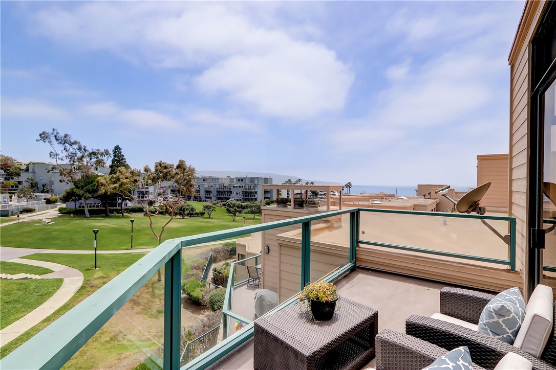 130 The Village, Redondo Beach, California 90277, 2 Bedrooms Bedrooms, ,2 BathroomsBathrooms,Residential,Sold,The Village,SB22111642