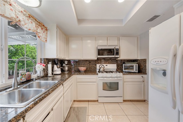 9909 Merced River Avenue, Fountain Valley CA: https://media.crmls.org/medias/66966af0-ea1f-4d5d-b4f0-38dffb75d905.jpg
