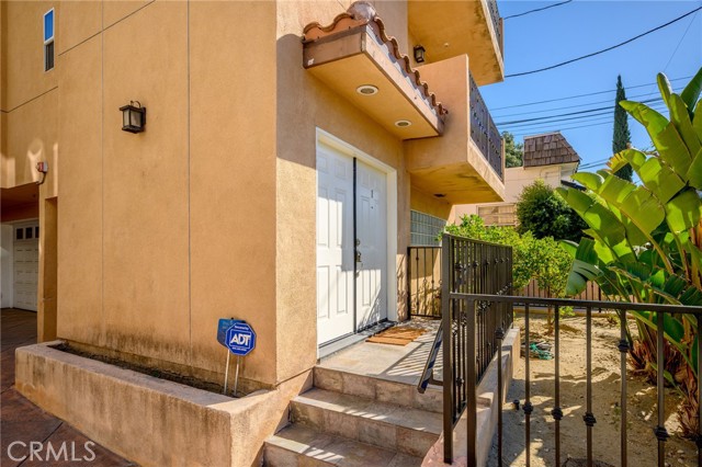 Detail Gallery Image 2 of 31 For 10118 Fernglen #1,  Tujunga,  CA 91042 - 3 Beds | 2/1 Baths