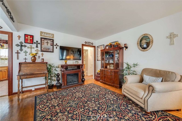Image 4 of 31 For 5851 Pearce Avenue