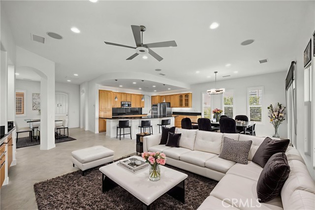 9116 Pinyon Point Court, Corona CA: https://media.crmls.org/medias/669dbab8-4e14-4bbd-9d00-68e6b9314565.jpg