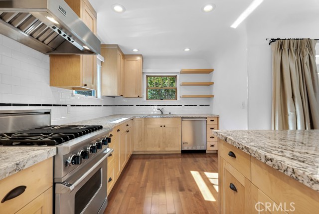 Detail Gallery Image 10 of 36 For 14627 Killion St, Sherman Oaks,  CA 91411 - 2 Beds | 2 Baths