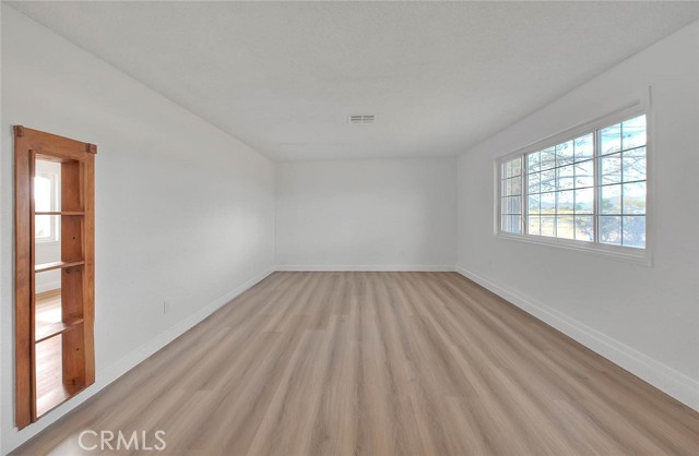 Detail Gallery Image 8 of 21 For 22133 Thunderbird, Apple Valley,  CA 92307 - 2 Beds | 1 Baths