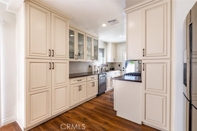 5805 Bucknell Avenue, Valley Village CA: https://media.crmls.org/medias/66a4e3e4-2711-4bd9-ae9e-da88b622bcc5.jpg