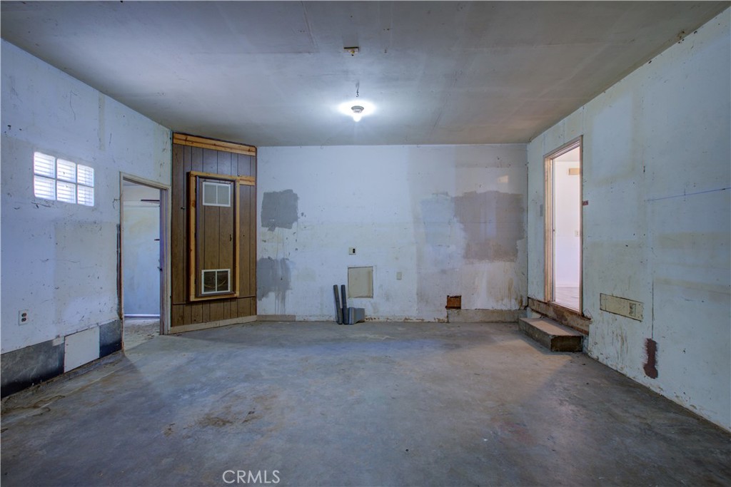 https://media.crmls.org/medias/66a531d8-29d9-46ab-90f1-a392546019ac.jpg?preset=X-Large