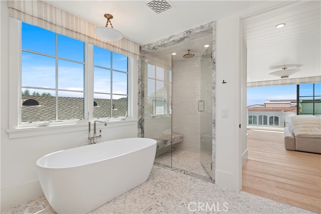 2820 Bayview Drive, Corona del Mar CA: https://media.crmls.org/medias/66a56d28-09a3-4d46-87e0-c66570c812fa.jpg