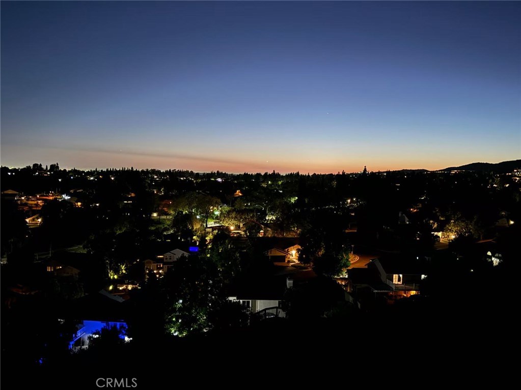 https://media.crmls.org/medias/66a803aa-501f-4308-840c-a2517608d4ef.jpg?preset=X-Large
