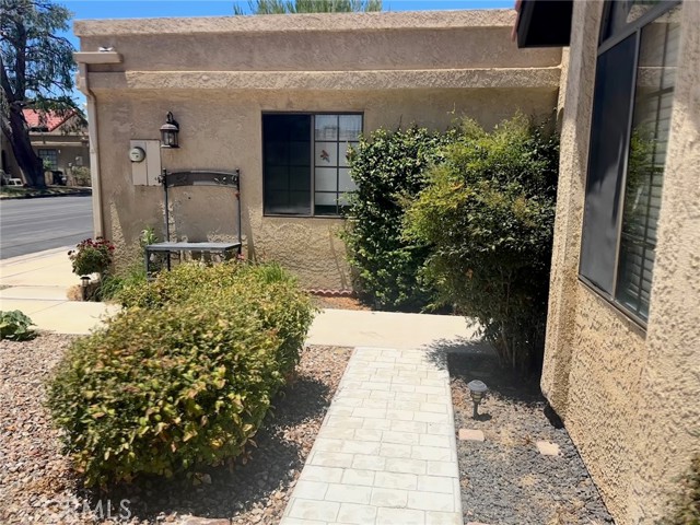 19080 Elm Drive, Apple Valley CA: https://media.crmls.org/medias/66aef64b-dc60-4ab0-862a-c223e0877a32.jpg