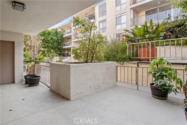 Detail Gallery Image 3 of 27 For 7260 Hillside Ave #105,  Los Angeles,  CA 90046 - 1 Beds | 2 Baths