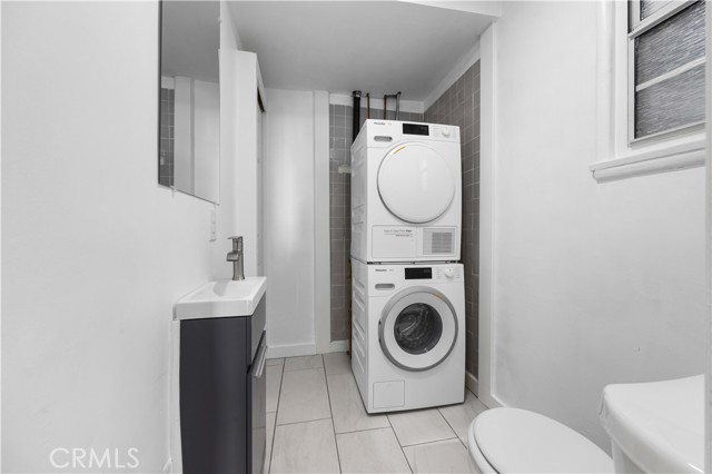 Detail Gallery Image 8 of 22 For 1303 N Beverly Glen Bld, Los Angeles,  CA 90077 - 1 Beds | 1/1 Baths