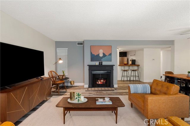 645 Pacific Avenue, Long Beach CA: https://media.crmls.org/medias/66b4d87d-a13d-4390-b6db-7f2a0edddff5.jpg