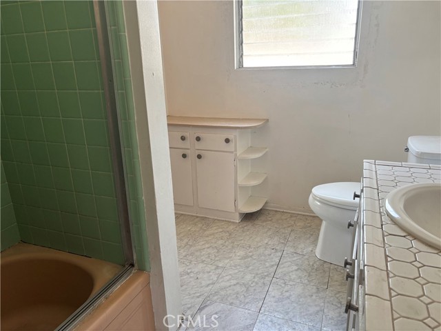 9001 KESTER AVE, Panorama City CA: https://media.crmls.org/medias/66b9dc93-6647-40bb-81df-6353cdf99287.jpg