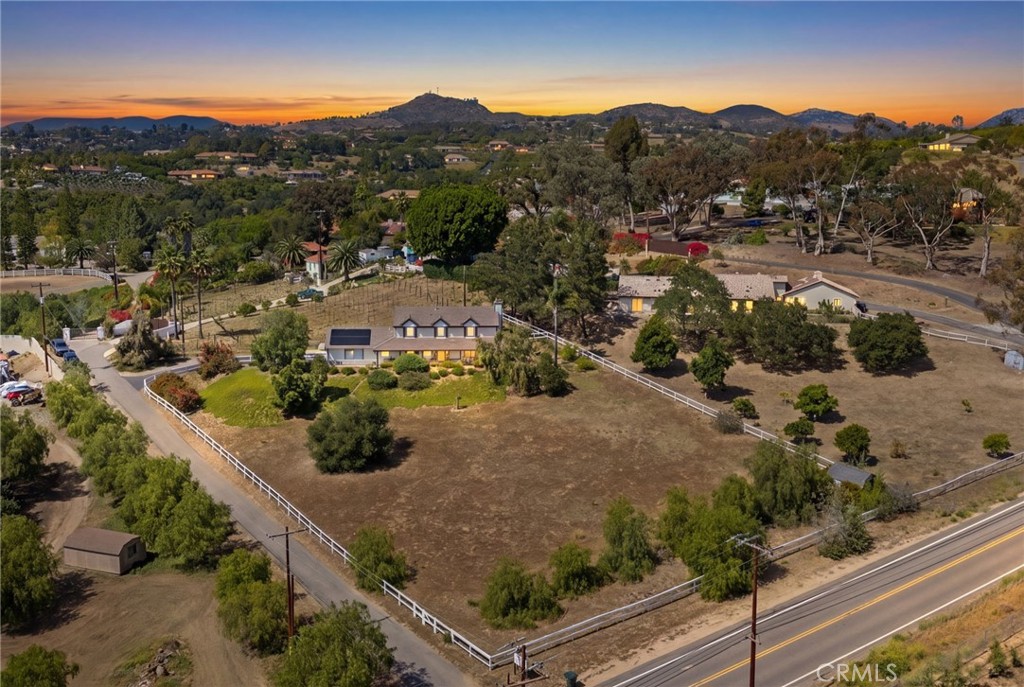 https://media.crmls.org/medias/66ba0e73-261b-41e7-bdc8-b42b375b2cf8.jpg?preset=X-Large