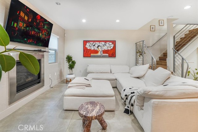 Detail Gallery Image 5 of 25 For 11023 Fruitland Dr #104,  Studio City,  CA 91604 - 3 Beds | 4 Baths