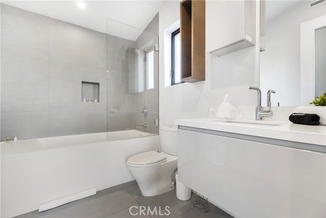 Detail Gallery Image 27 of 47 For 18296 Karen Dr, Tarzana,  CA 91356 - 5 Beds | 6 Baths