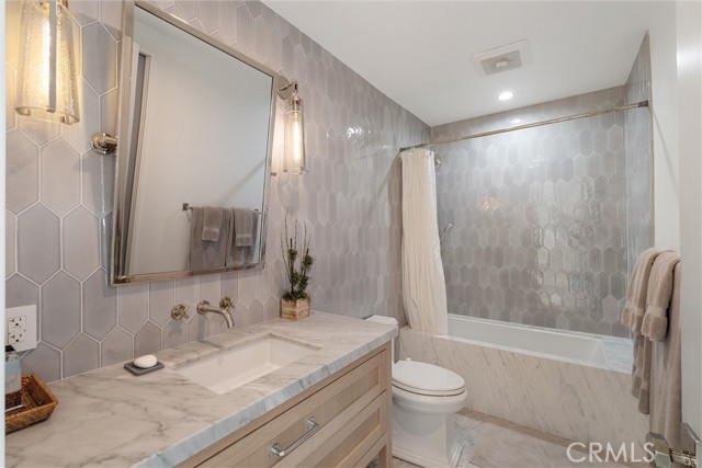 Detail Gallery Image 14 of 17 For 2200 the Strand #B,  Manhattan Beach,  CA 90266 - 3 Beds | 2 Baths