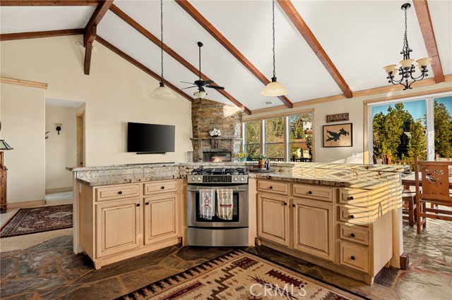 Detail Gallery Image 10 of 44 For 27920 Matterhorn, Lake Arrowhead,  CA 92352 - 5 Beds | 3/1 Baths