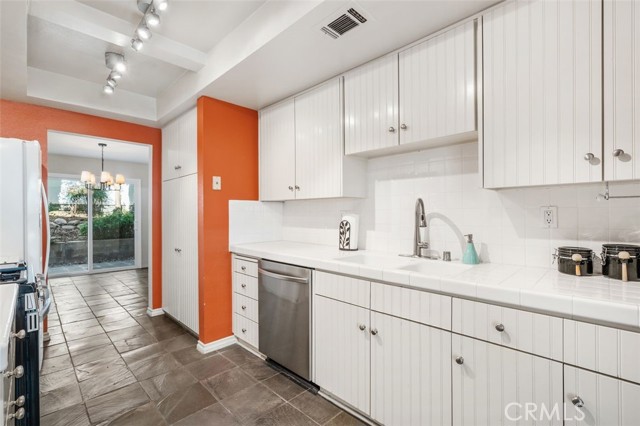 Detail Gallery Image 10 of 33 For 10056 Melinda Way #3,  Northridge,  CA 91325 - 2 Beds | 2/1 Baths