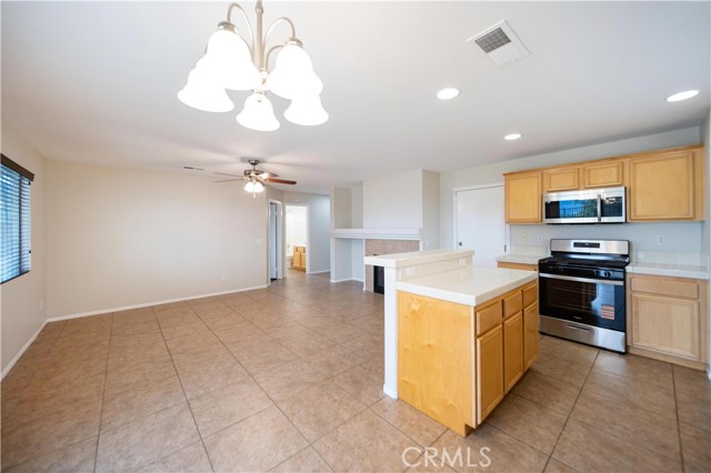 Detail Gallery Image 14 of 55 For 29448 Rock Point, Lake Elsinore,  CA 92530 - 4 Beds | 3 Baths