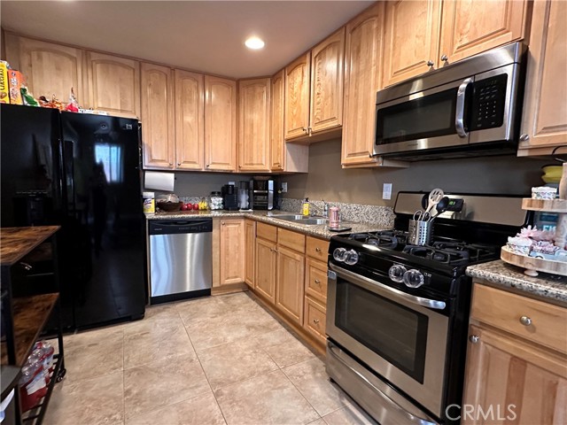 Detail Gallery Image 5 of 7 For 16772 Sims Ln #B,  Huntington Beach,  CA 92649 - 2 Beds | 2 Baths