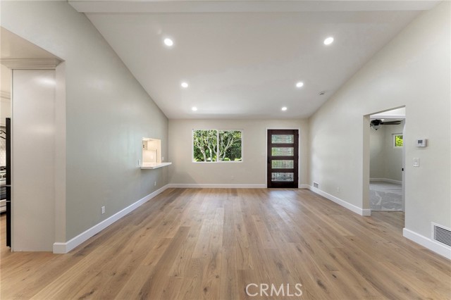 5010 Elmwood Avenue, Los Angeles CA: https://media.crmls.org/medias/66c29cdd-2fde-4800-b5be-5958856eea85.jpg