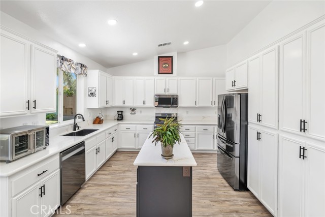 12206 Sundance Canyon Drive, Bakersfield CA: https://media.crmls.org/medias/66c2d1f3-3a0c-4727-b342-771d025f38d8.jpg