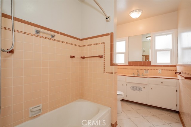 Detail Gallery Image 8 of 19 For 1212 Louise St, Santa Ana,  CA 92703 - 4 Beds | 3 Baths