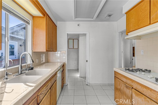 Detail Gallery Image 7 of 17 For 13961 Cantlay St, Van Nuys,  CA 91405 - 3 Beds | 2 Baths