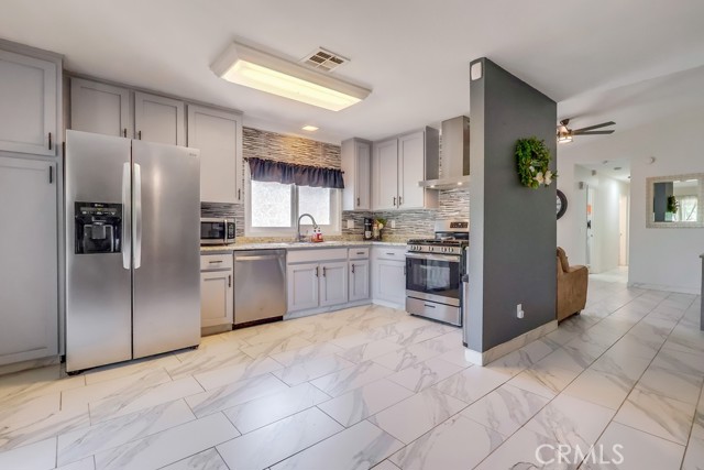 2846 Nandina Drive, Palmdale CA: https://media.crmls.org/medias/66c3f221-0d82-44fc-bdd7-bb0789820b65.jpg