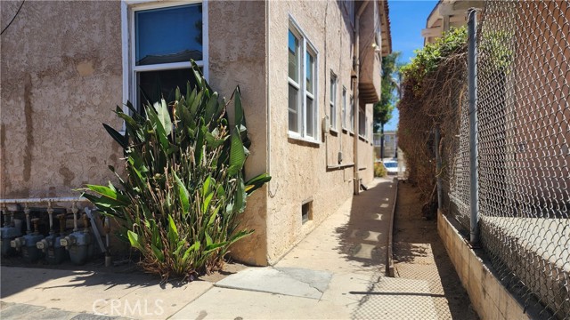 Detail Gallery Image 3 of 13 For 1557 Pine Ave, Long Beach,  CA 90813 - – Beds | – Baths