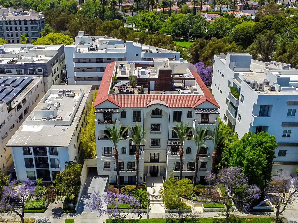 https://media.crmls.org/medias/66c76597-cb95-47d0-94b7-b60bd5653393.jpg?preset=X-Large