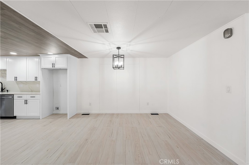 https://media.crmls.org/medias/66c92835-0352-46bb-89d7-feddf816e2fa.jpg?preset=X-Large