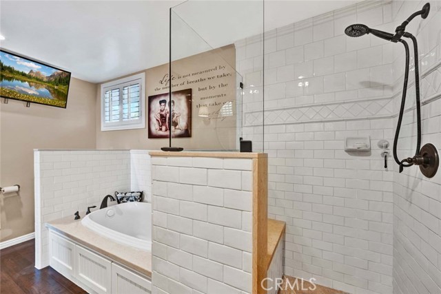 Image 28 of 60 For 20012 Mural Circle