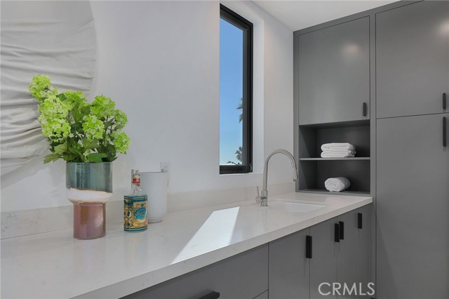 3011 Ocean Front Walk, Venice CA: https://media.crmls.org/medias/66cb27a8-f46f-44ec-bf43-efa3da413a2c.jpg