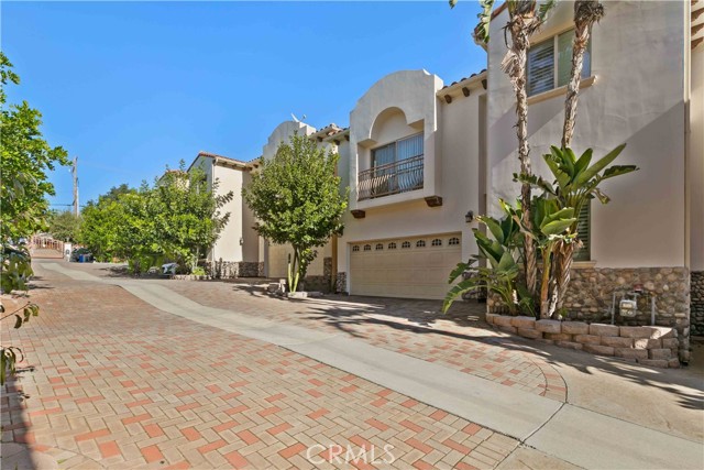 Detail Gallery Image 4 of 69 For 6920 Valmont #5,  Tujunga,  CA 91042 - 4 Beds | 3 Baths