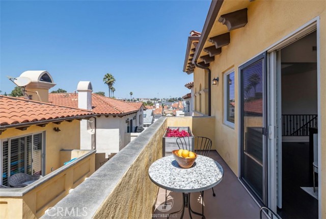Detail Gallery Image 26 of 29 For 202 N Irena Ave #B,  Redondo Beach,  CA 90277 - 3 Beds | 2/1 Baths